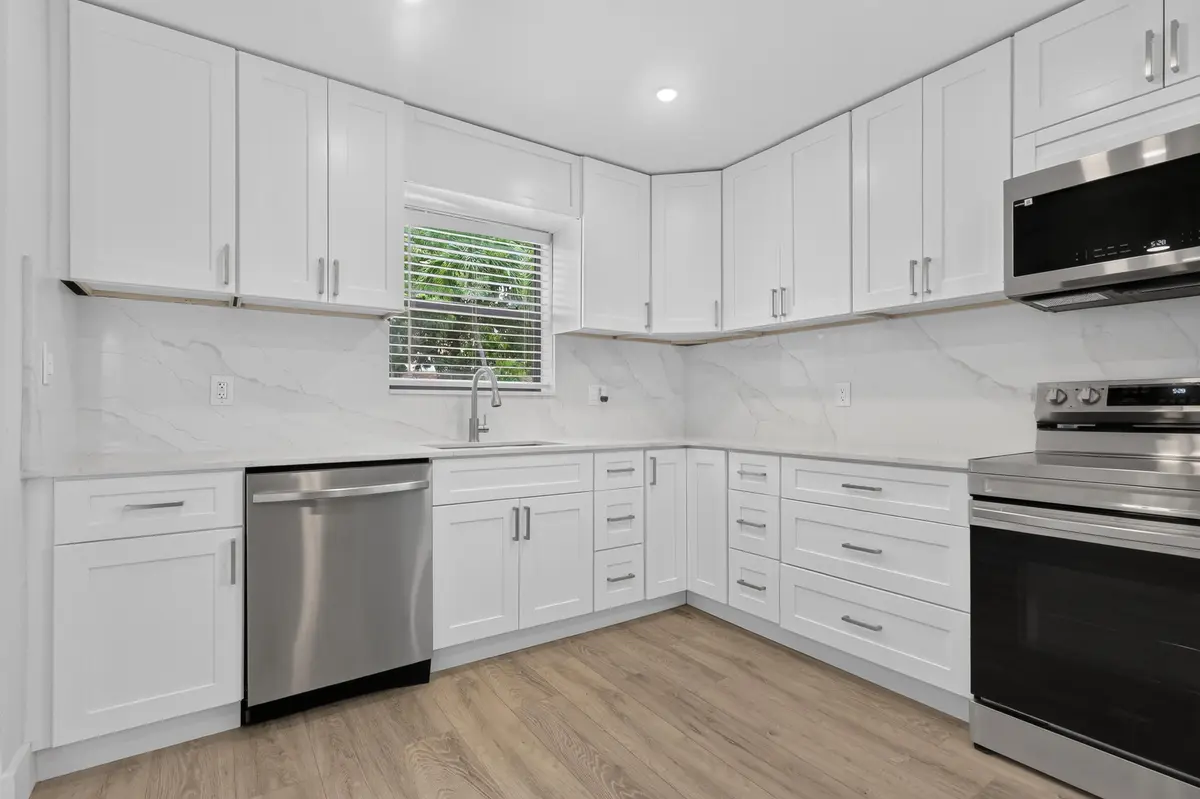 . at 614 N 32ND Court, Hollywood