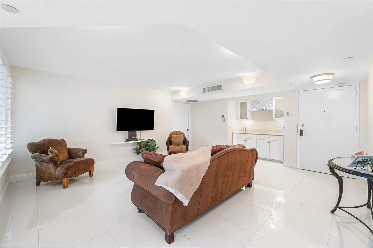 Photo 5 at 100 SE 5th Avenue 110, Boca Raton