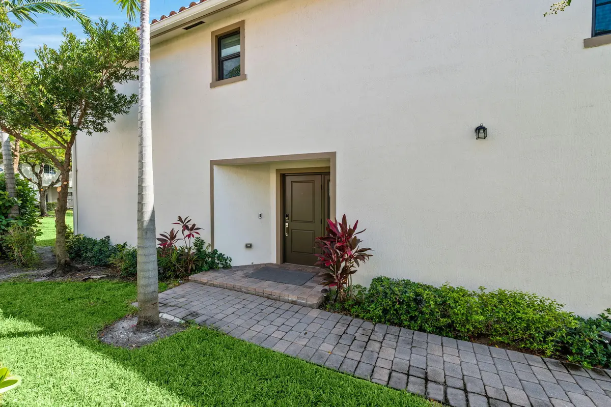 3-web-or-mls-A7409949 at 6001 Woods Edge Circle, Riviera Beach