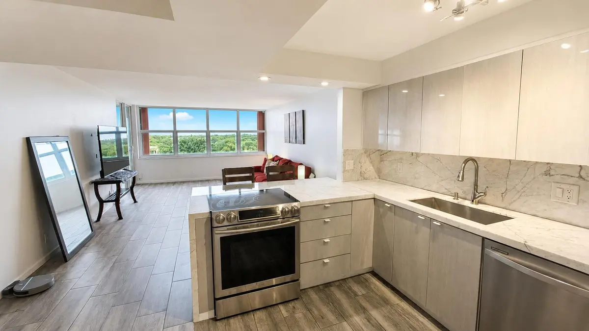 New 6 at 16300 GOLF CLUB Road 613, Weston