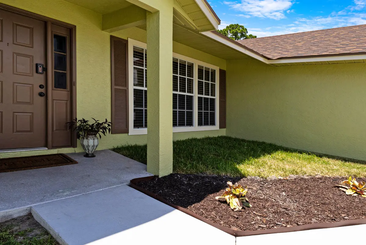 Exterior at 574 SW Fairview Avenue,