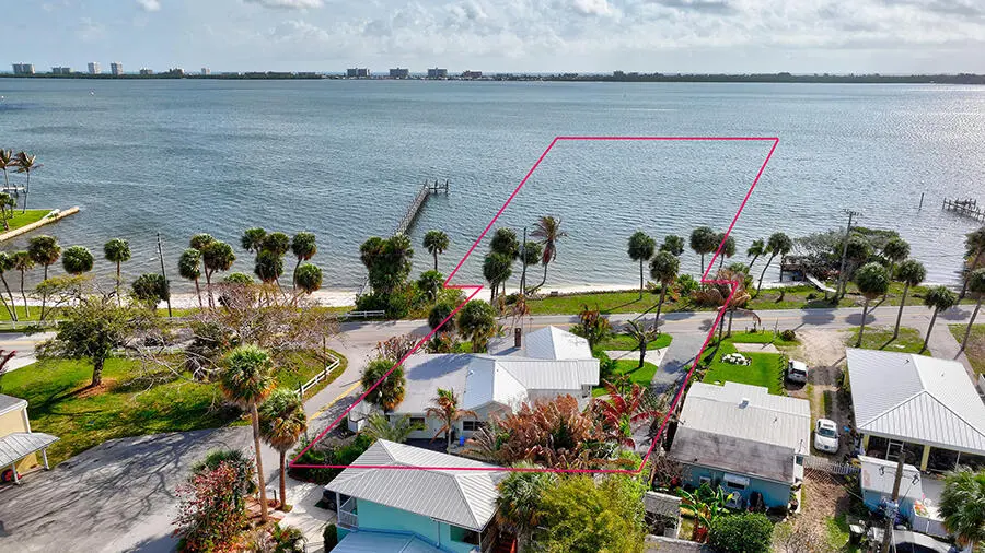 boundary lines with Submerged Lands at 4490 NE Indian River Drive, Jensen Beach