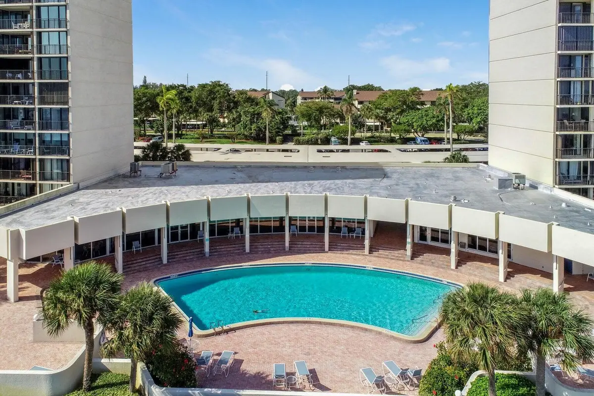Pool at 130 LAKESHORE Drive 322, North Palm Beach