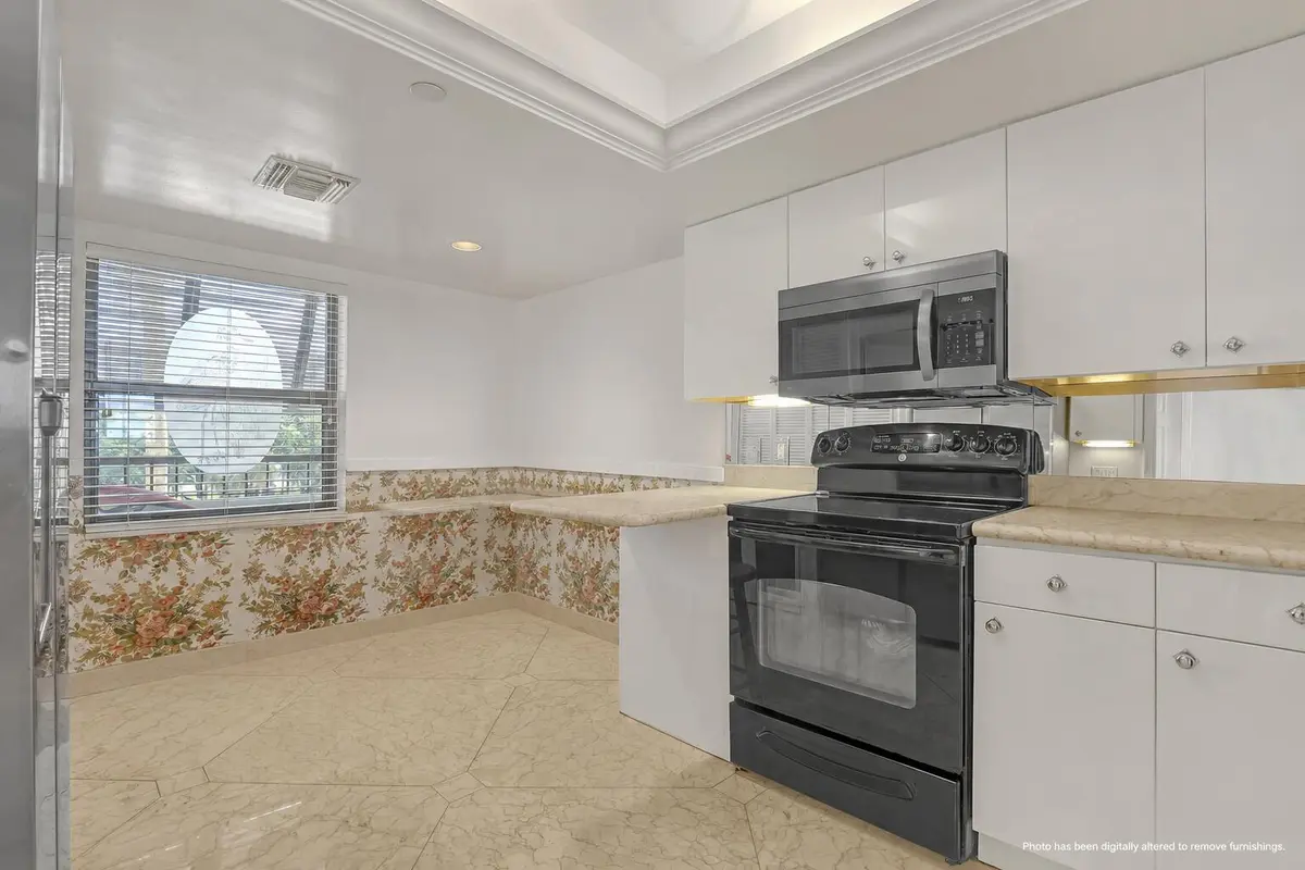 Kitchen & Sunny Breakfast Nook at 356 Golfview Road 403, North Palm Beach