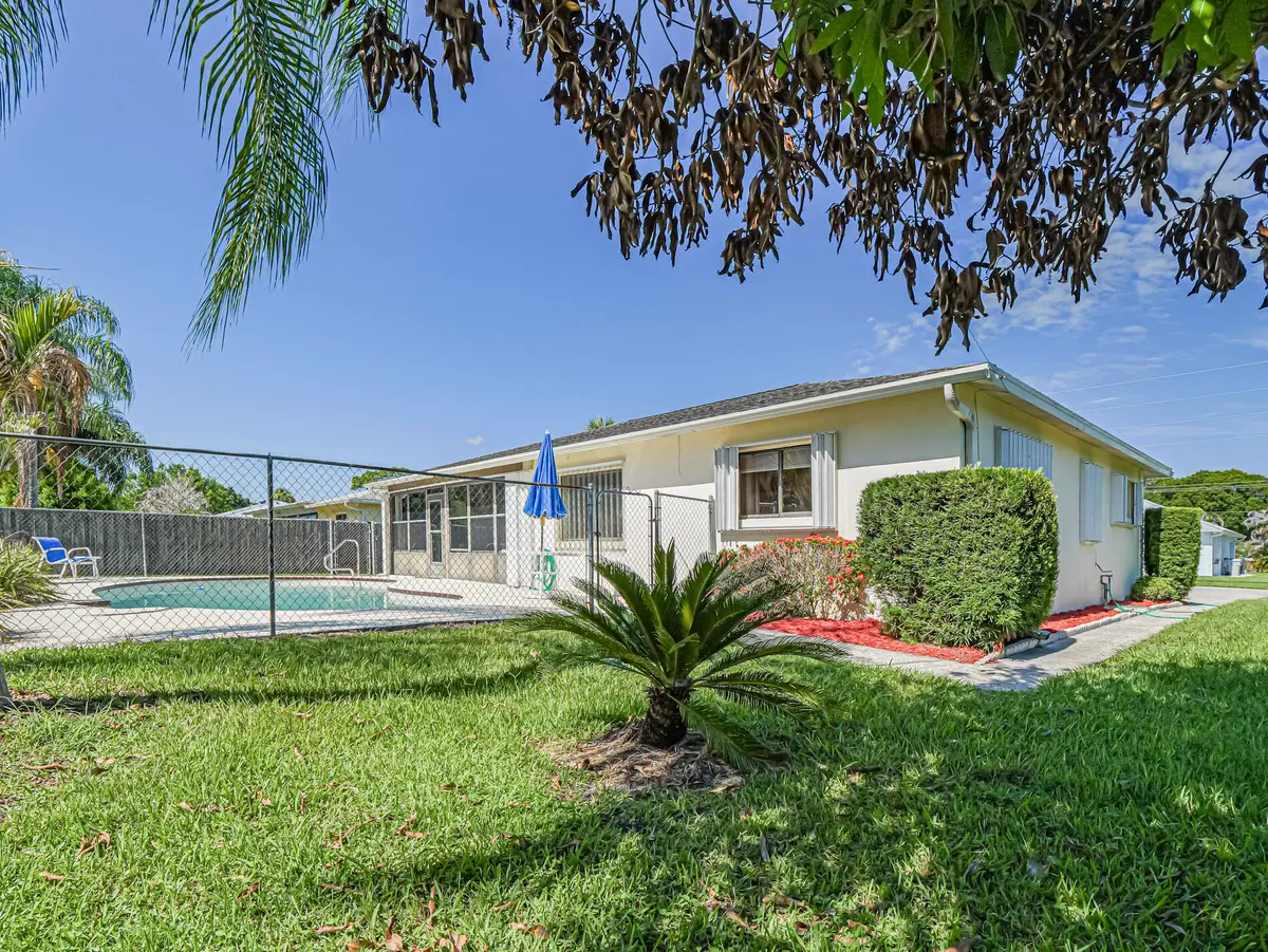 Side yard view at 660 26TH Court, Vero Beach