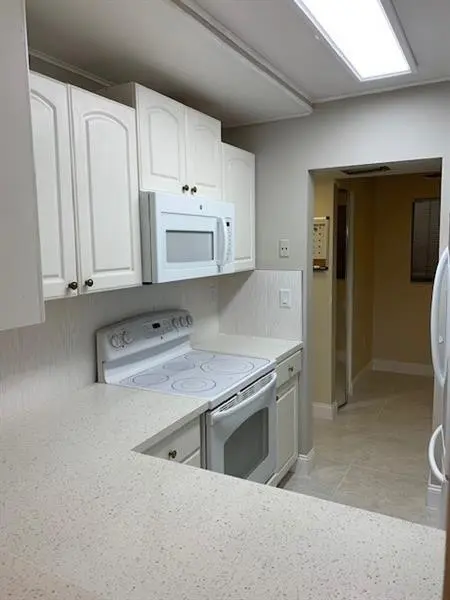 Photo 4 at 1021 MOCKINGBIRD Lane 217, Plantation
