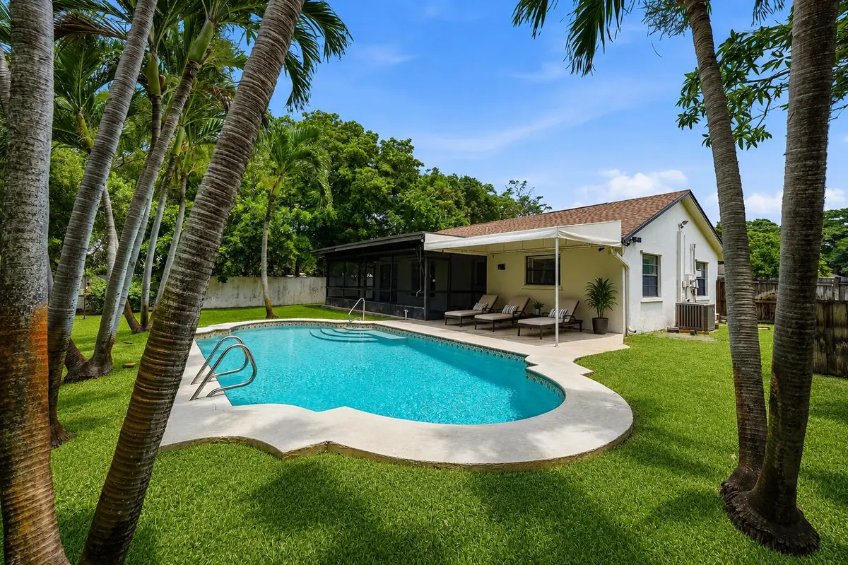 Pool with Furniture at 7085 Hyatt Avenue, Lantana