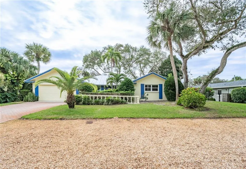 front of home at 626 Honeysuckle Lane, Vero Beach
