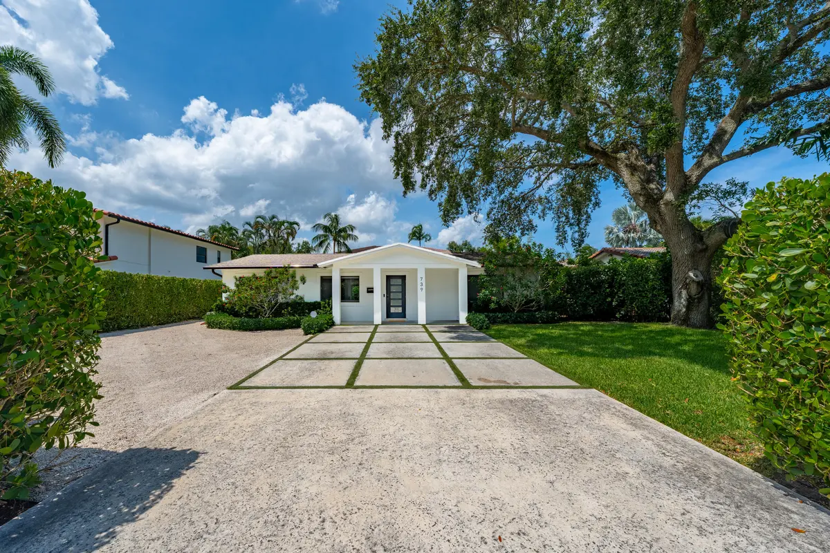 Beautiful Lawn design at 739 NW 6TH Street, Boca Raton