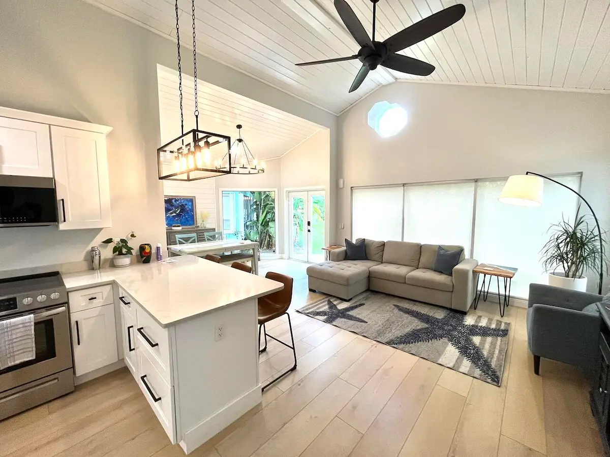 Image 06 at 4044 NE Breakwater Drive, Jensen Beach
