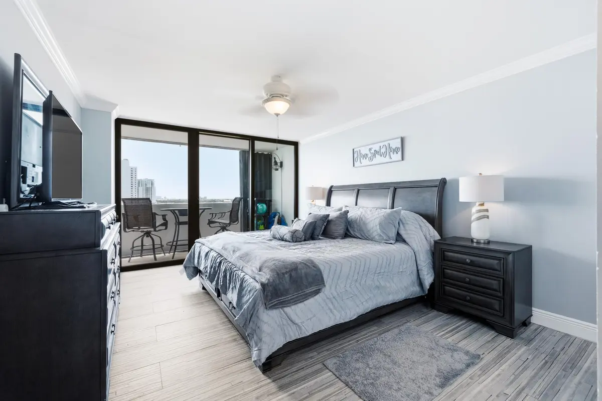 Large Primary Bedroom - at 5600 N Flagler Drive 1105, West Palm Beach