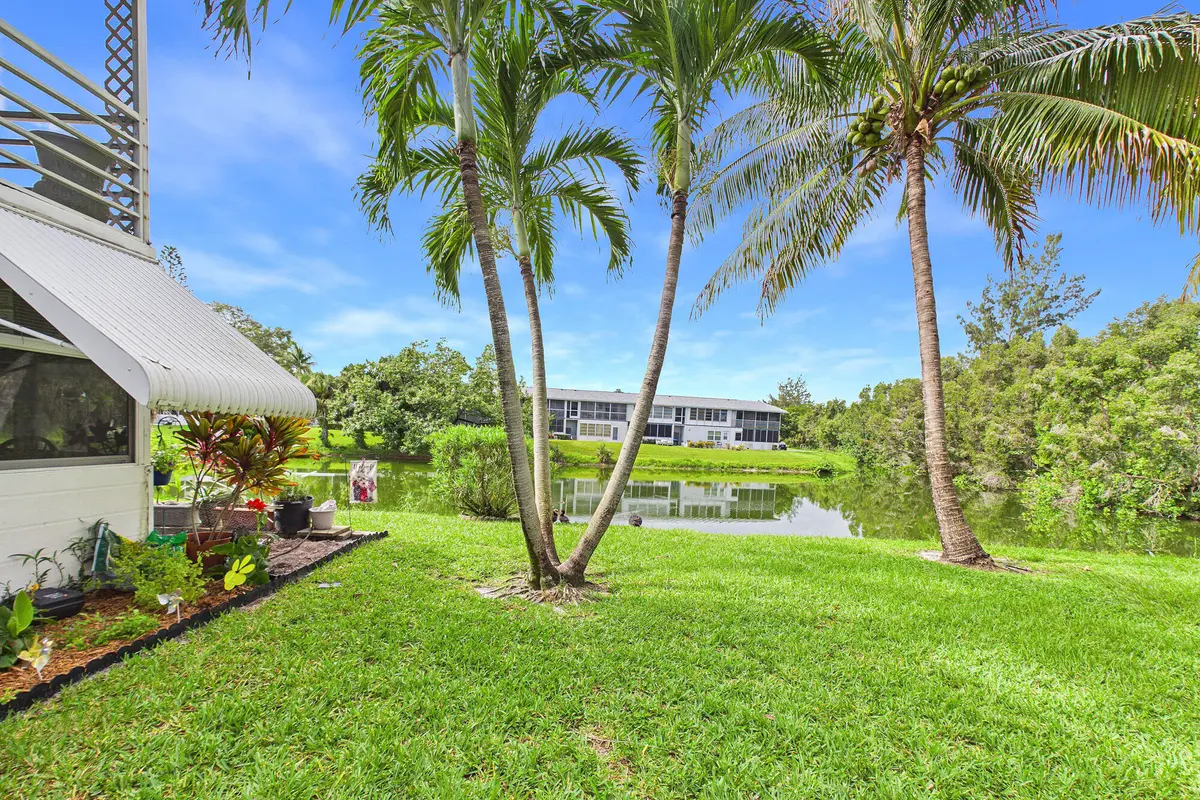 Yard at 272 NORTHAMPTON N, West Palm Beach
