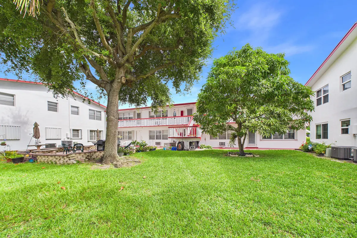 Community Amenities at 272 NORTHAMPTON N, West Palm Beach