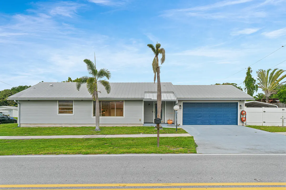 Front view at 215 SW 8TH Street, Boynton Beach