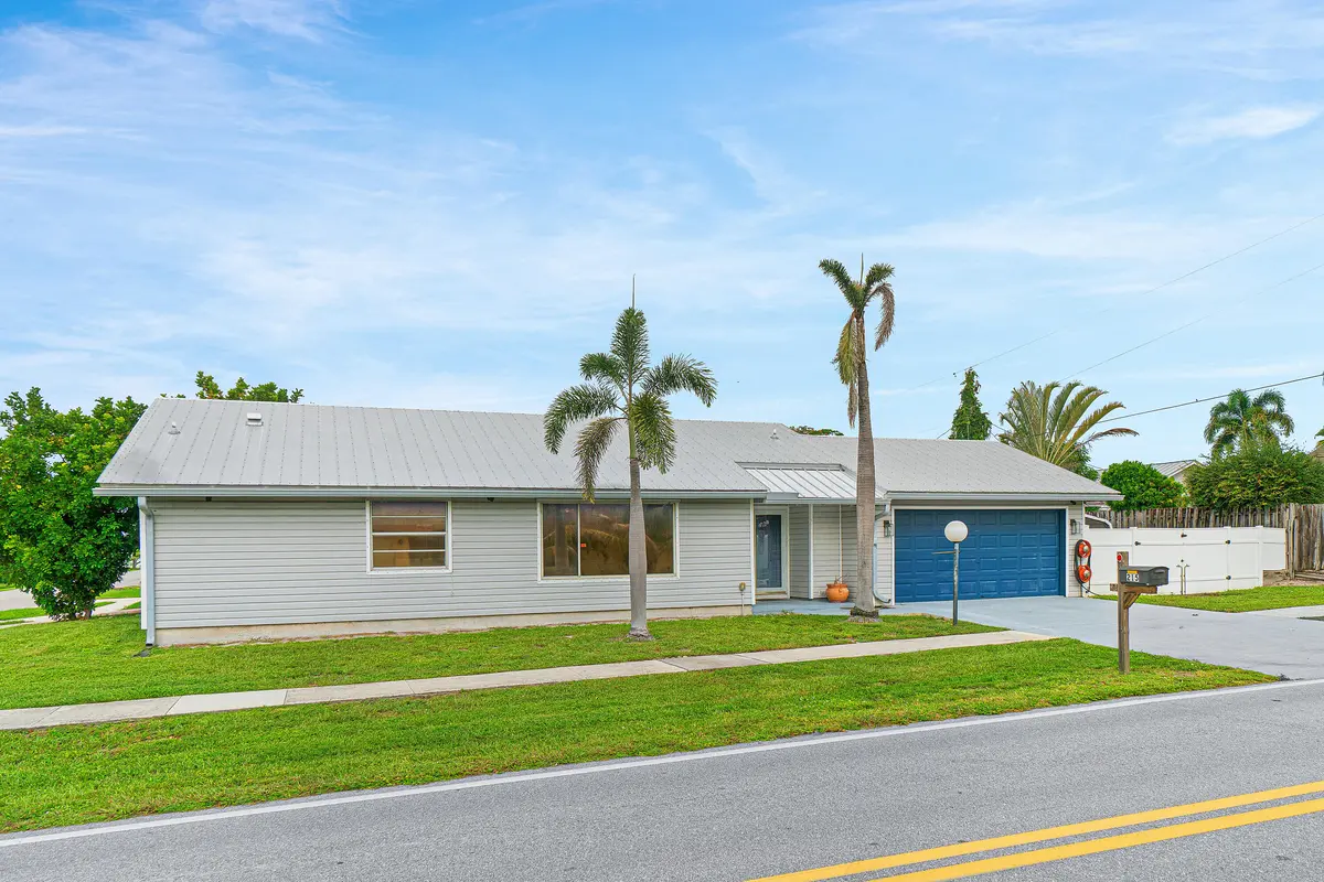 Front view at 215 SW 8TH Street, Boynton Beach