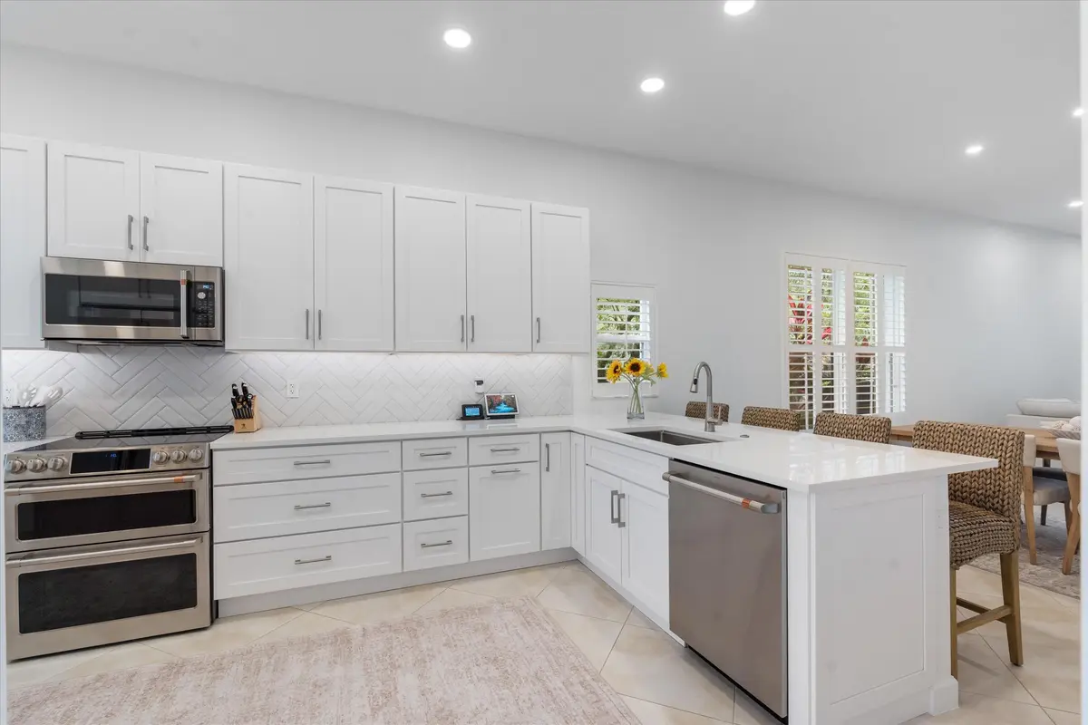 fully remodeled kitchen at 8170 Bob-O-Link Drive, West Palm Beach