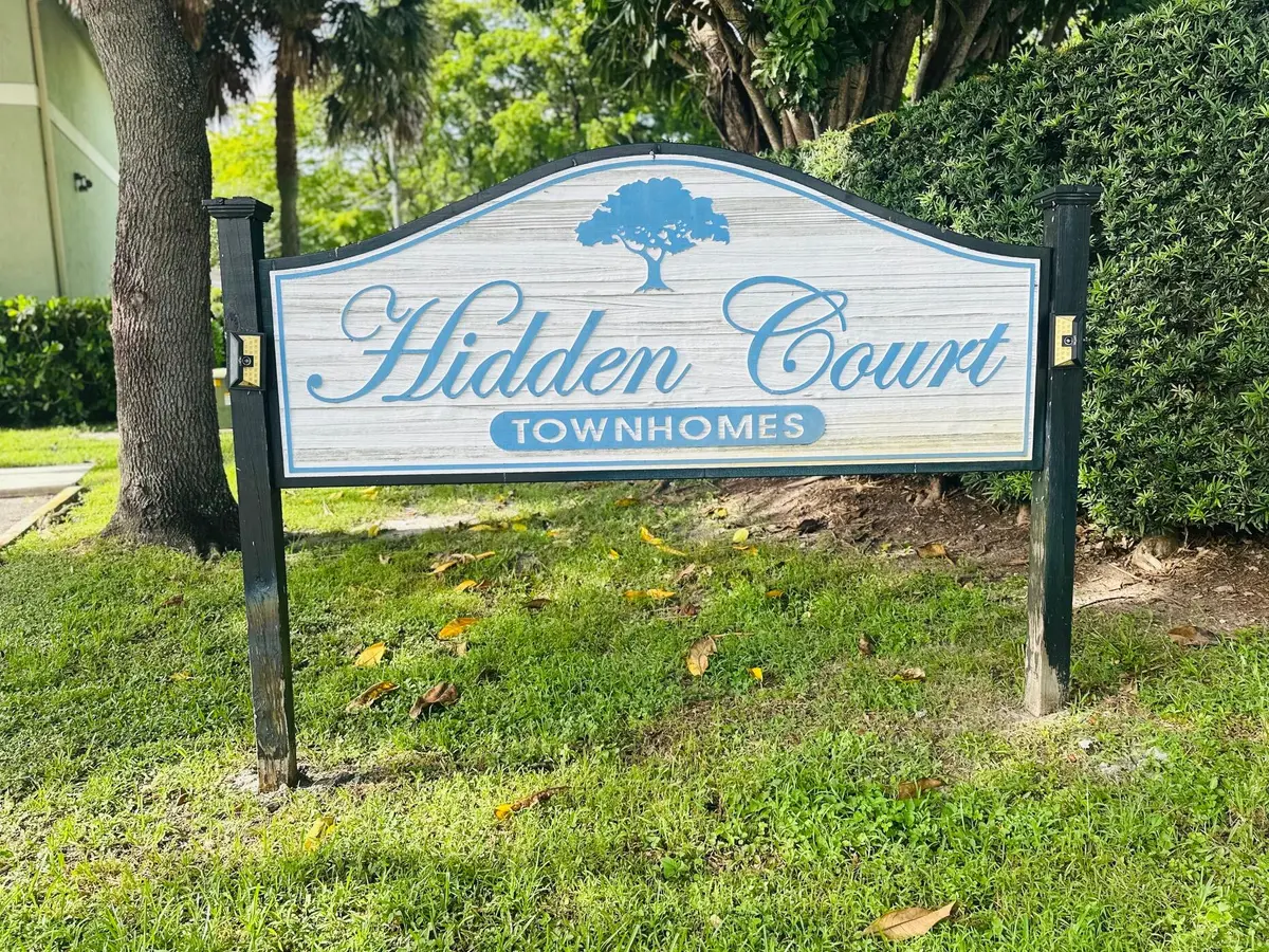 hidden ct sign at 121 HIDDEN CT Road 11-C, Hollywood