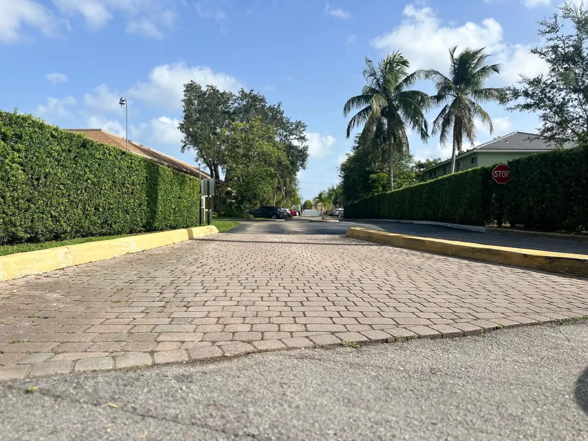 hidden entrance at 121 HIDDEN CT Road 11-C, Hollywood