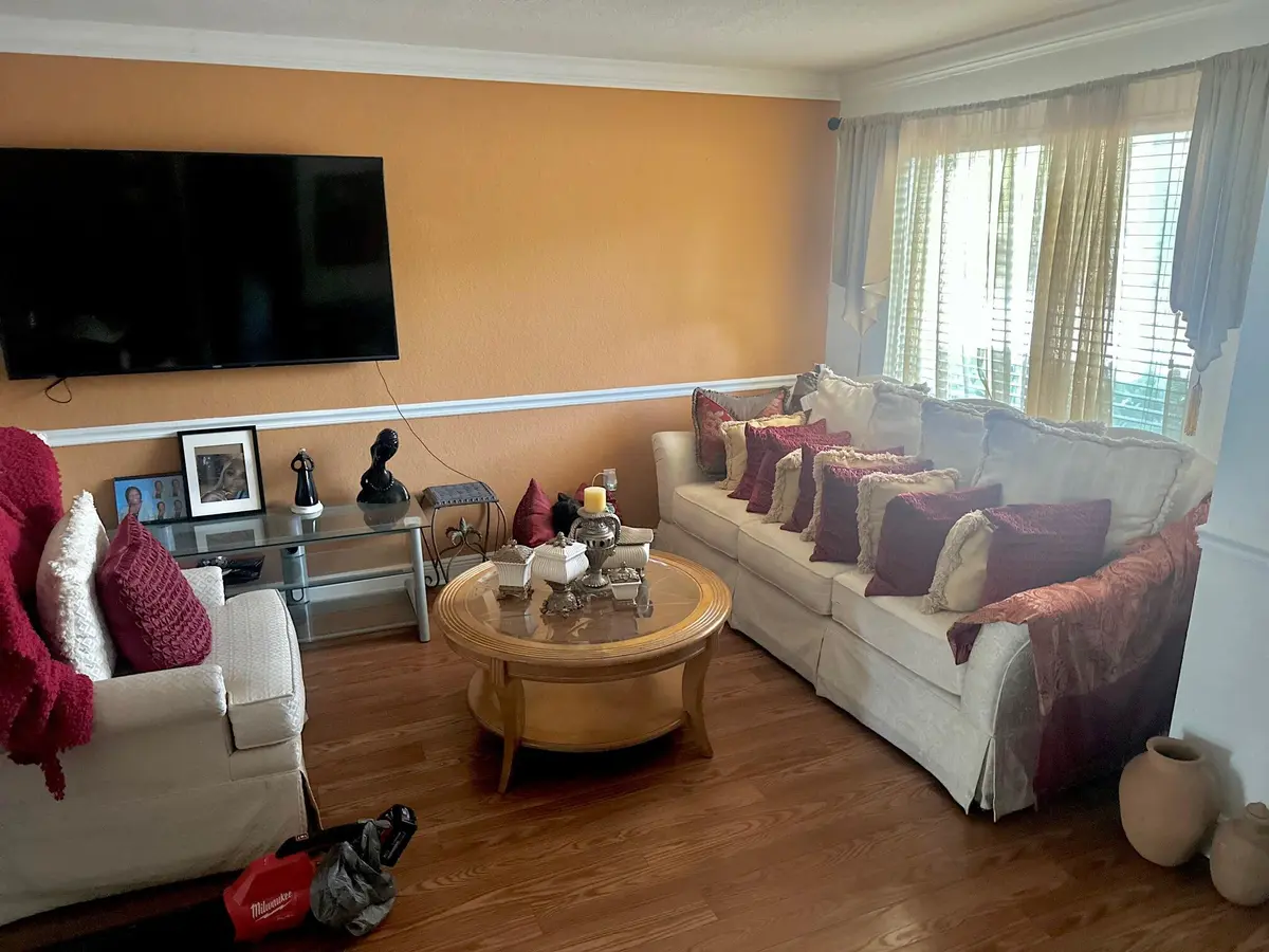 hidden liv room at 121 HIDDEN CT Road 11-C, Hollywood