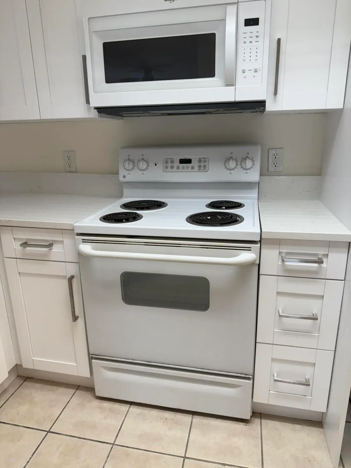 Range & Microwave at 3020 Alcazar Place 303, Palm Beach Gardens