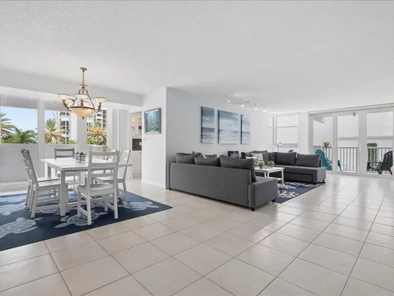 Dining at 1370 S OCEAN Boulevard 305, Pompano Beach