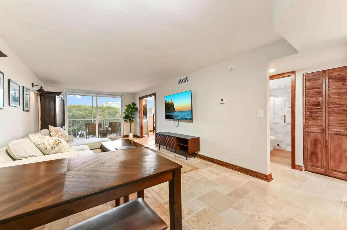 04 dining area 02 at 689 NE 6th Court 2090, Boynton Beach