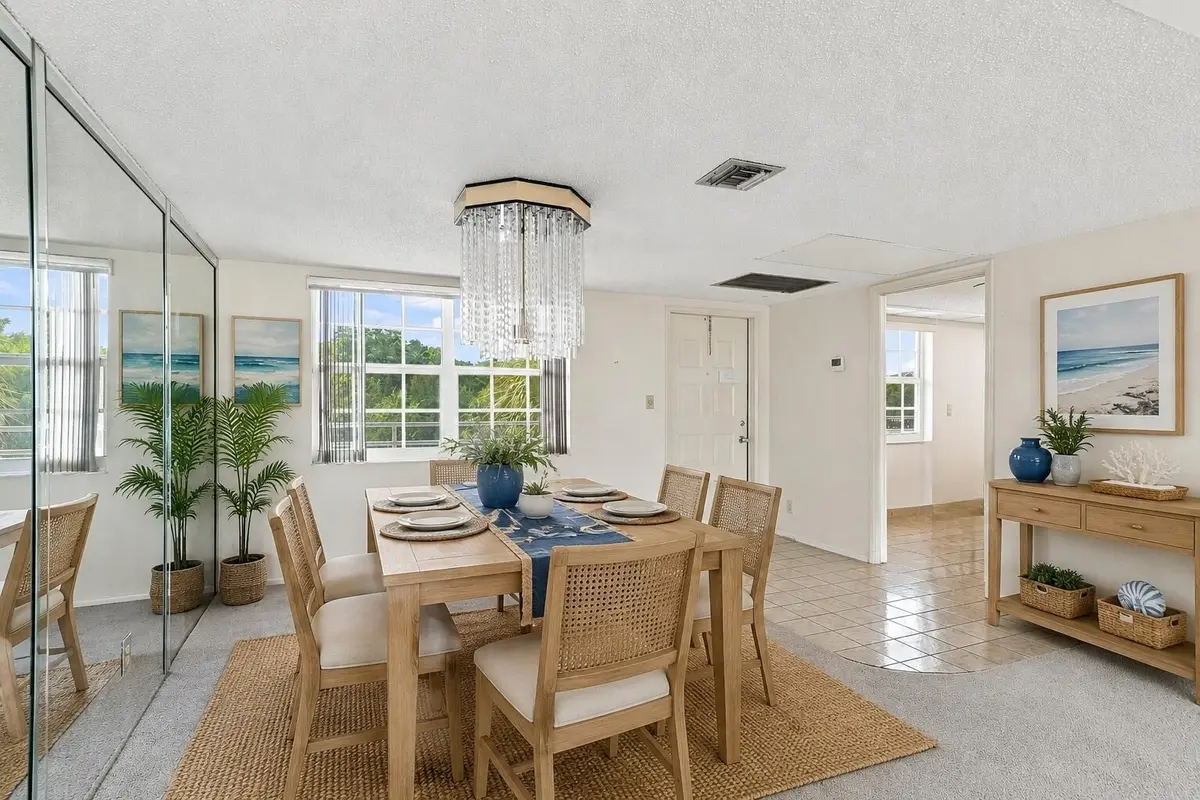 Dining at 555 Oaks Lane 303, Pompano Beach