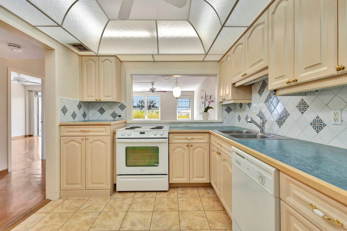 Kitchen at 3475 S OCEAN Boulevard 3040, Palm Beach