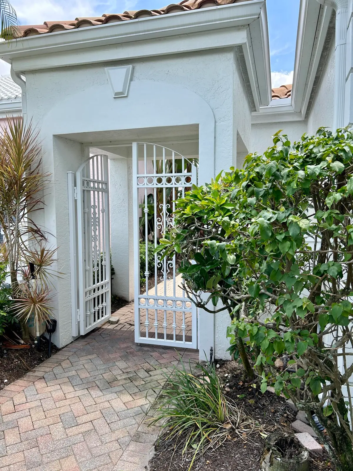 Front gate at 152 CORAL CAY Drive, Palm Beach Gardens