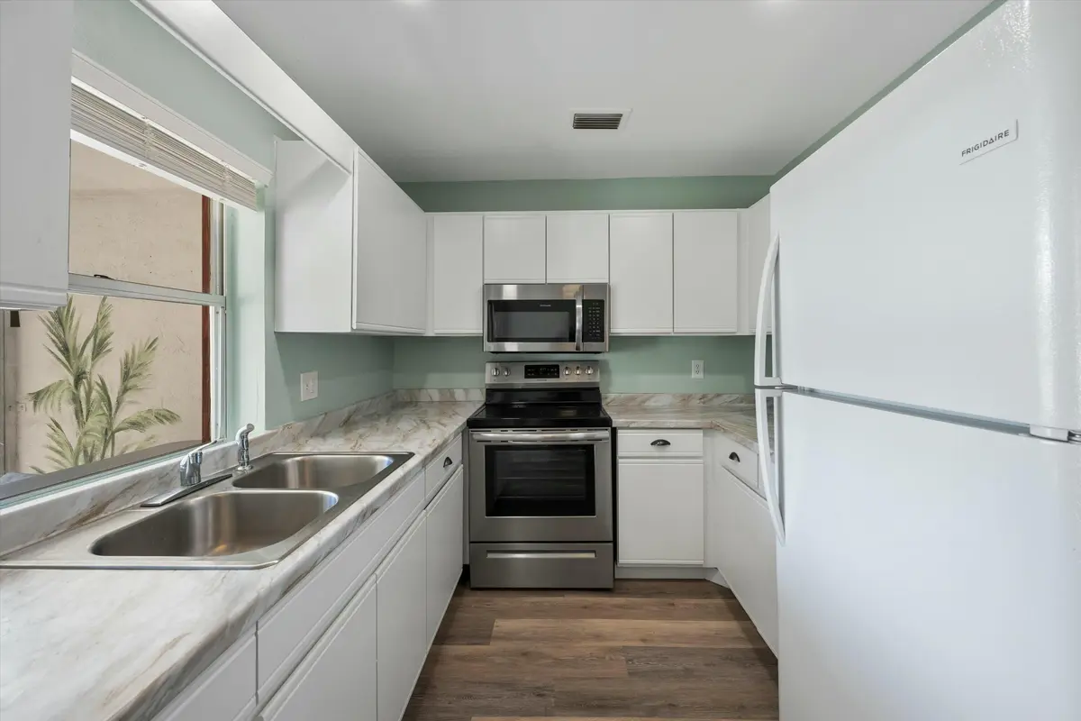 tempImage6K2YNs at 1494 Easthampton Circle, Wellington