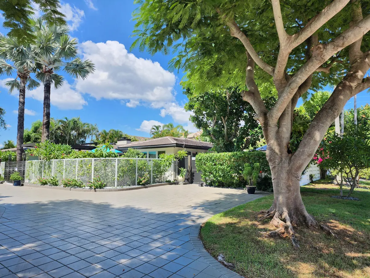 Corner Front at 716 Middle River Drive, Fort Lauderdale