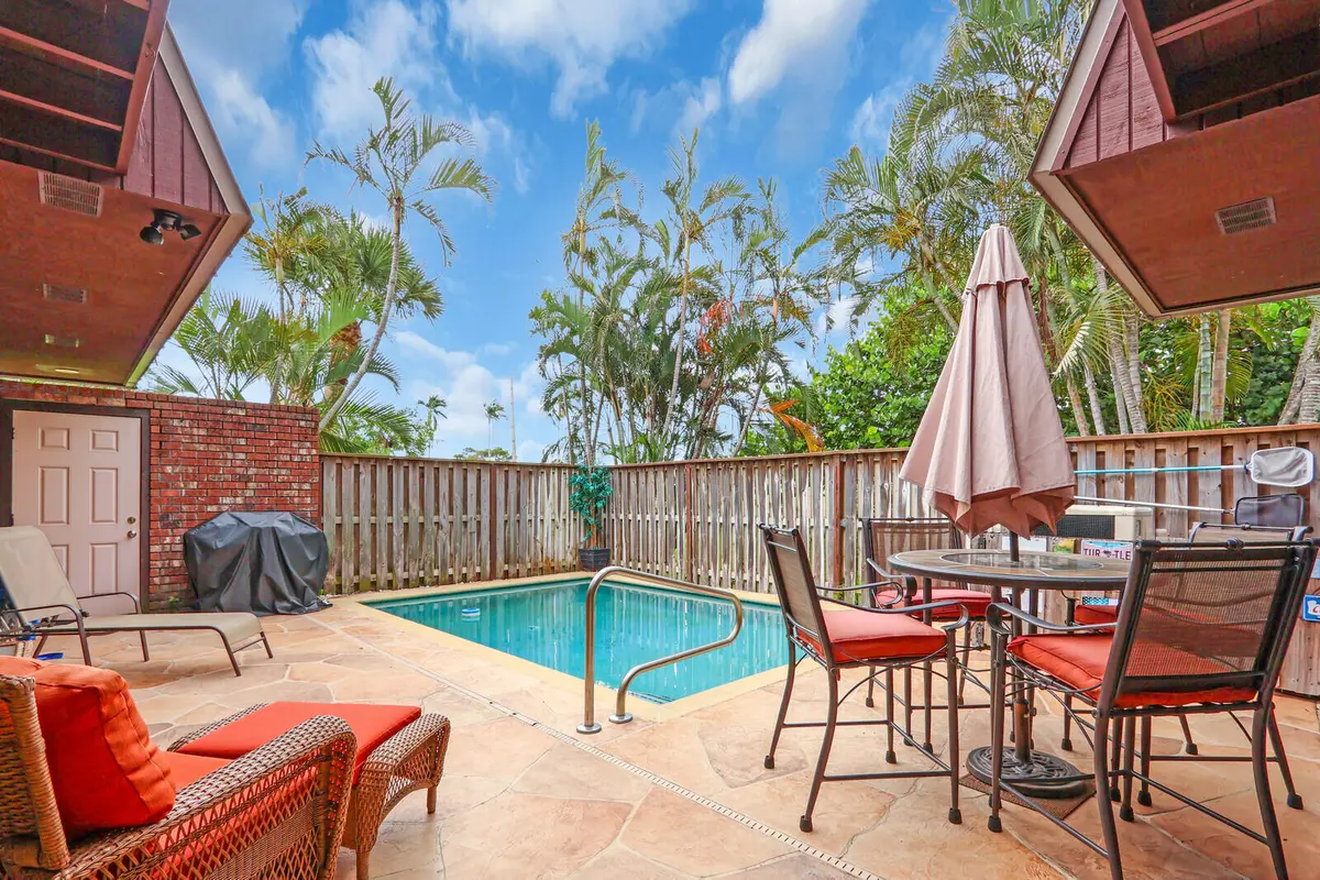 Private Courtyard at 1420 OCEAN Way 7D, Jupiter