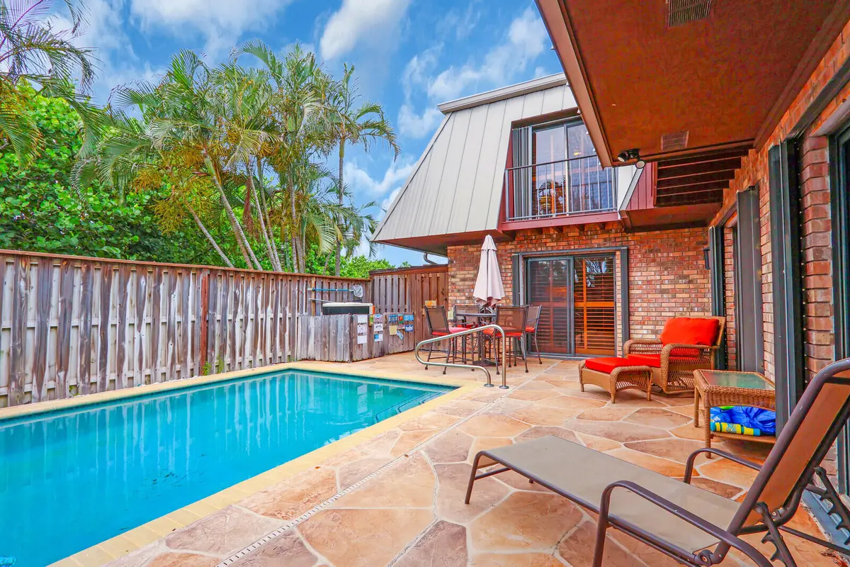 Private Courtyard at 1420 OCEAN Way 7D, Jupiter