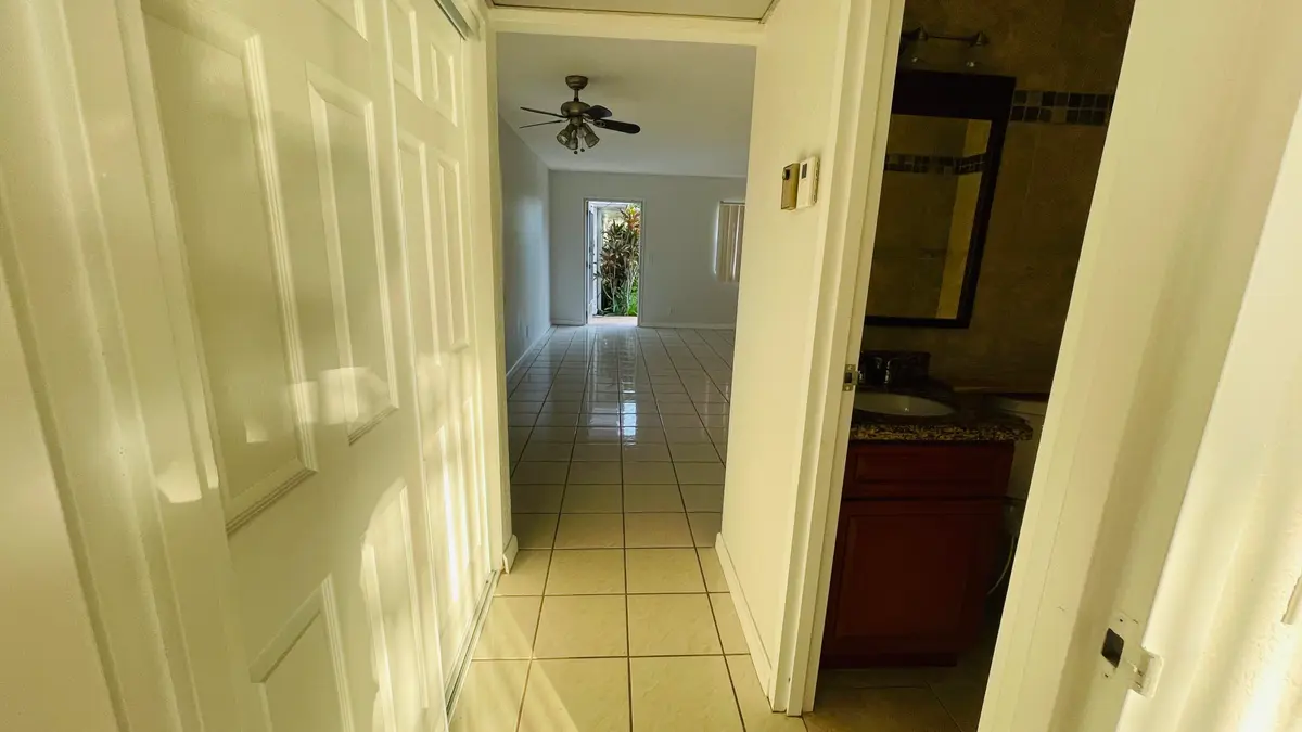 Hall at 166 VALENCIA G Drive 166, Delray Beach