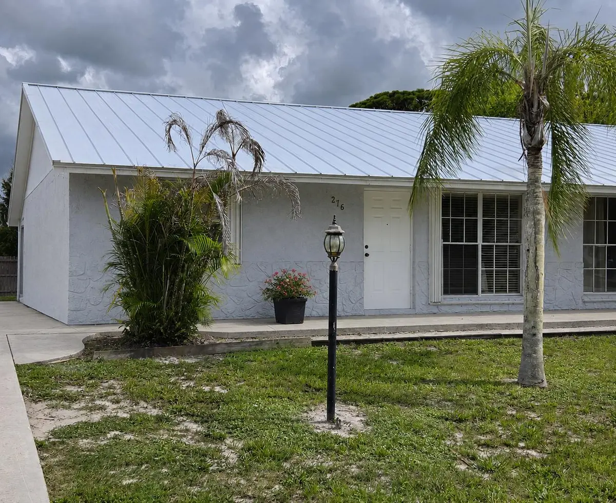 Front at 276 SE NORFOLK Boulevard, Stuart