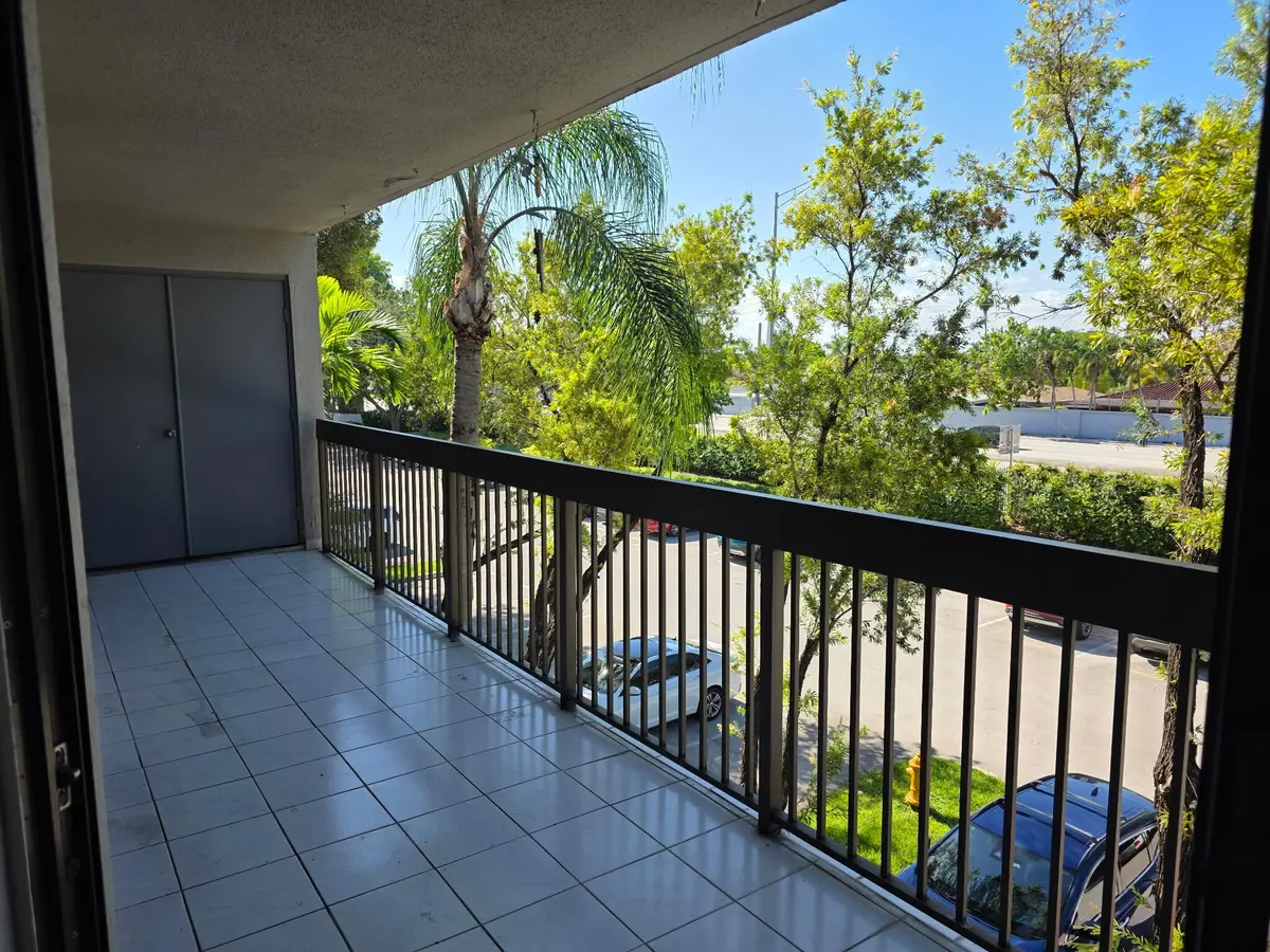 patio at 13250 SW 88th Terrace 303, Miami