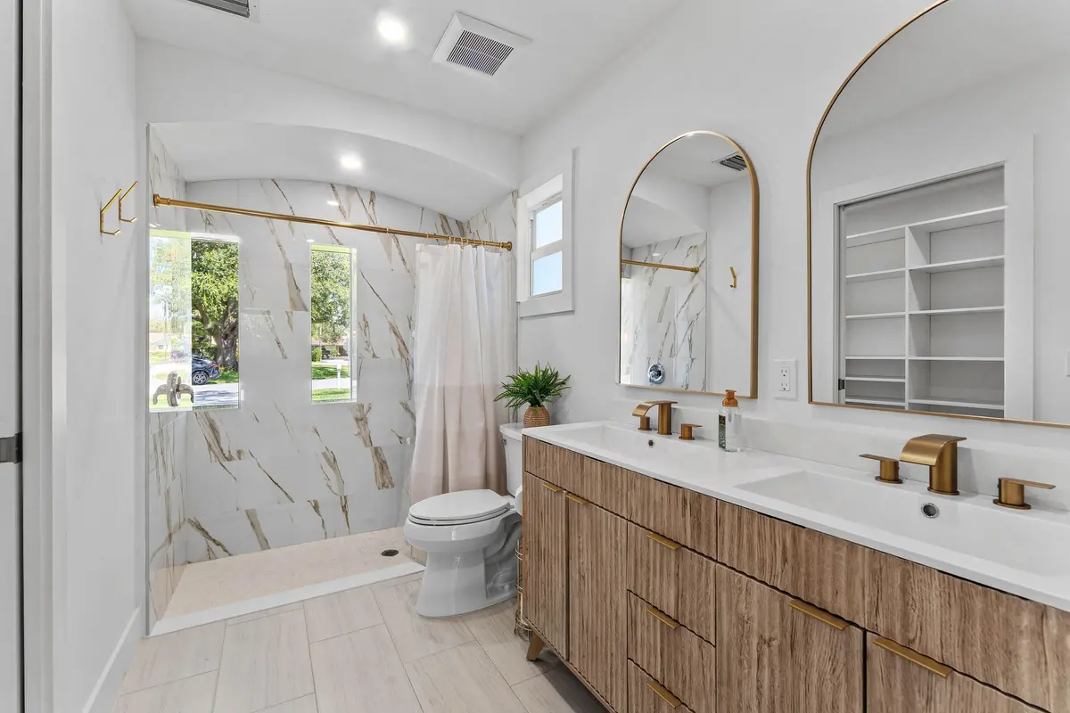primary bath at 4238 Magnolia Street, Palm Beach Gardens