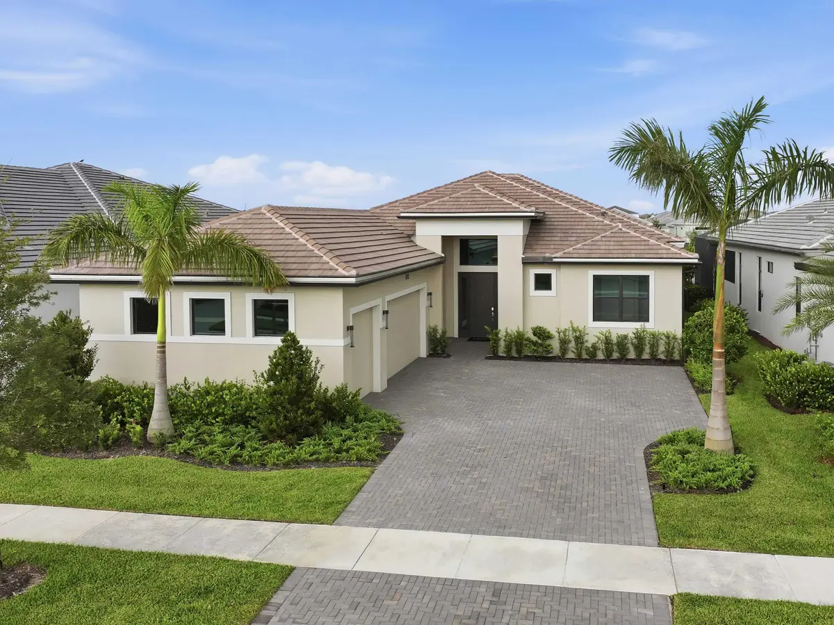 Front Exterior at 5374 Saint Armands Way, Westlake
