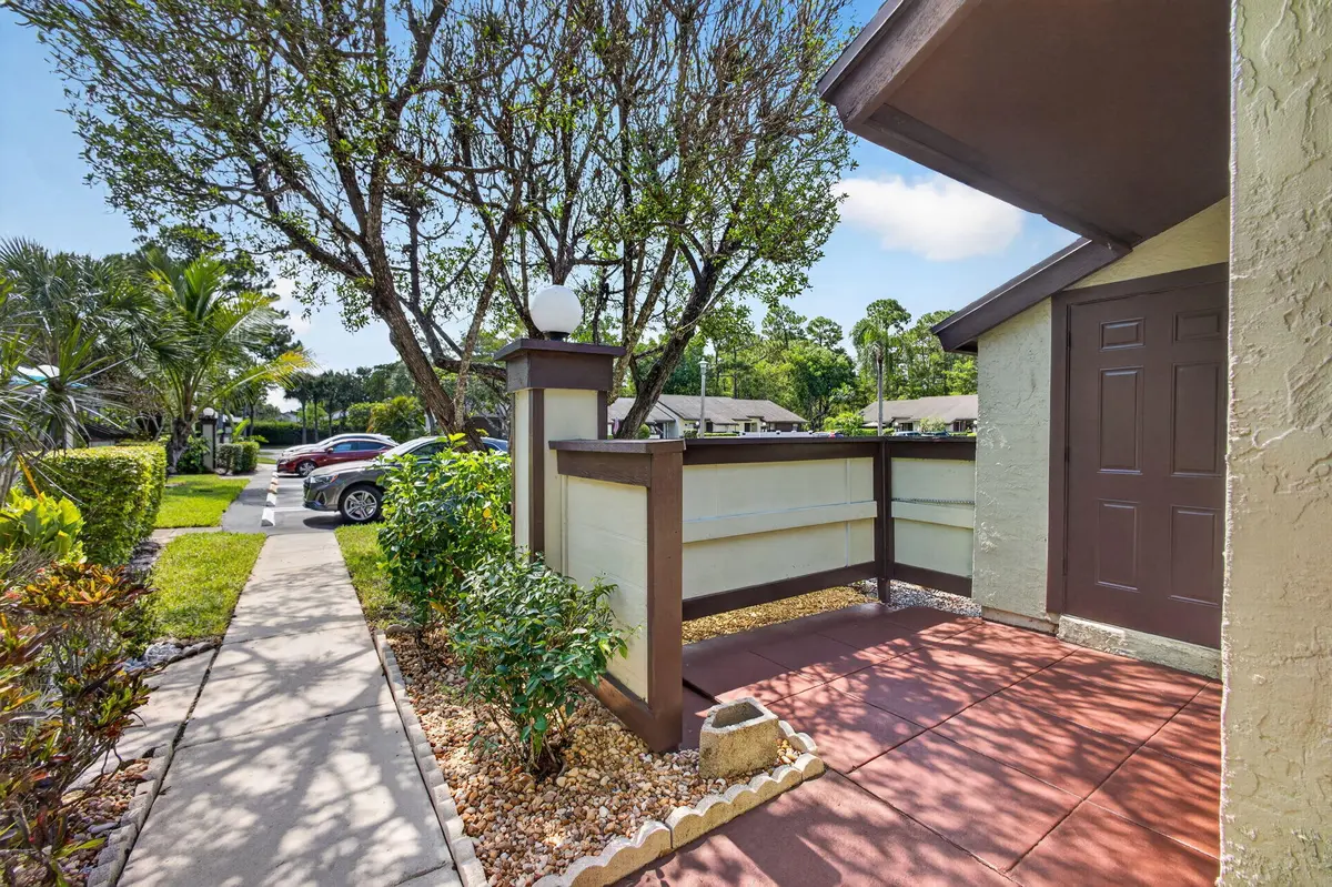 5-web-or-mls-5D1A0992 at 320 Elmira Court, Royal Palm Beach