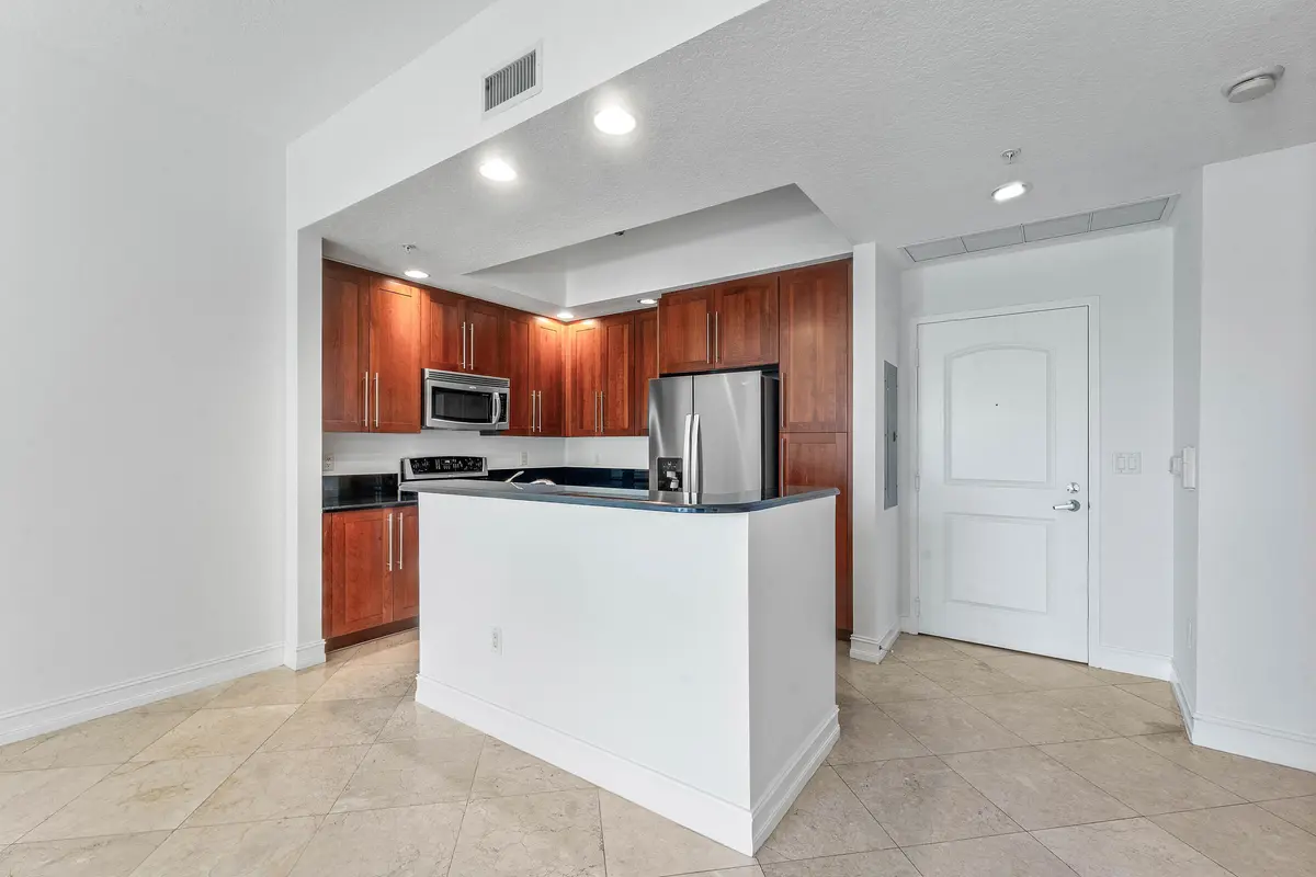 Kitchen Eat-In Bar at 701 S OLIVE Avenue 1203, West Palm Beach