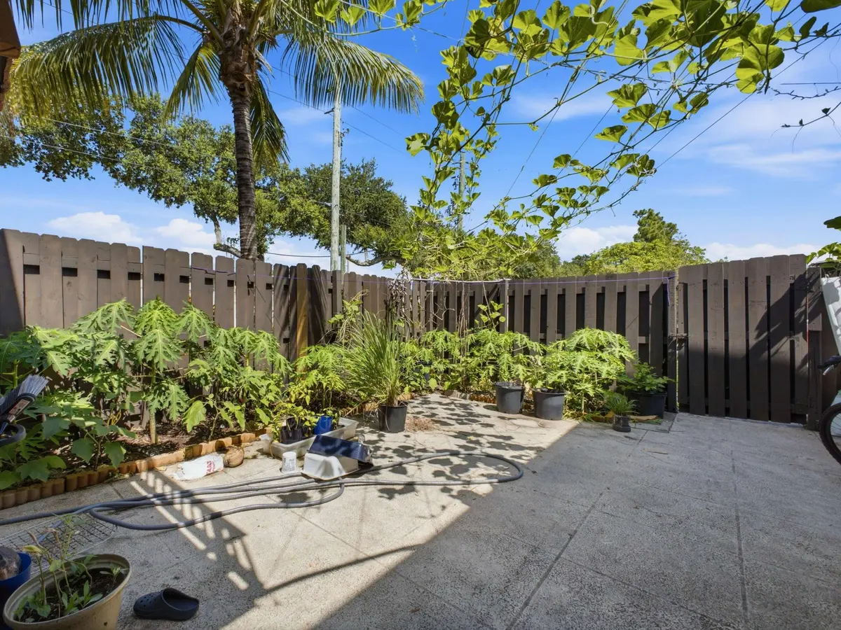 Courtyard at 2248 White Pine Circle A, Greenacres