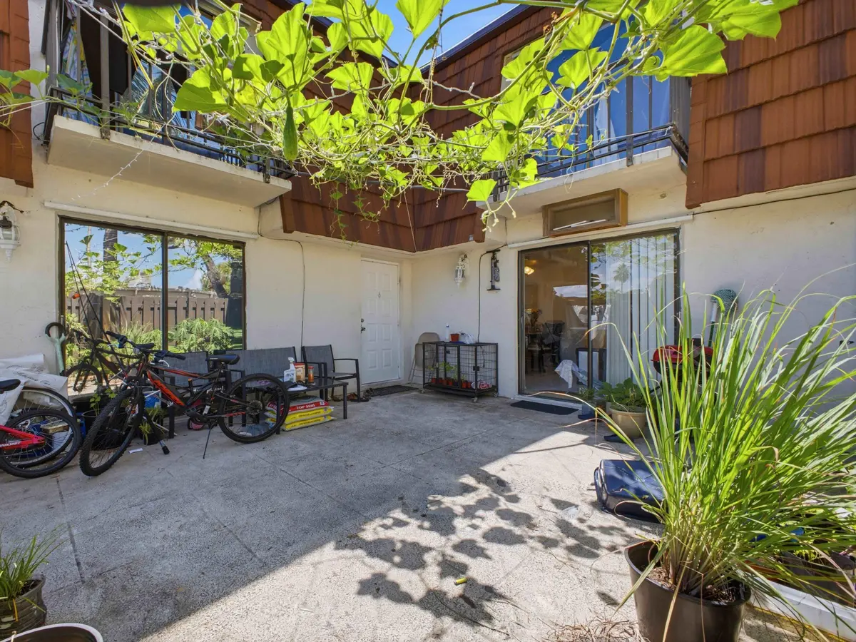 Courtyard at 2248 White Pine Circle A, Greenacres