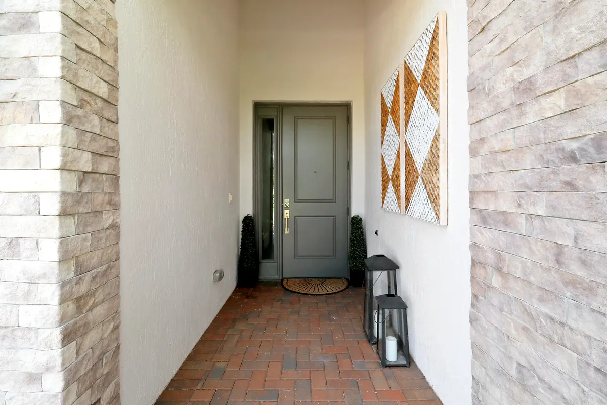 front at 9952 REGENCY Way, Palm Beach Gardens
