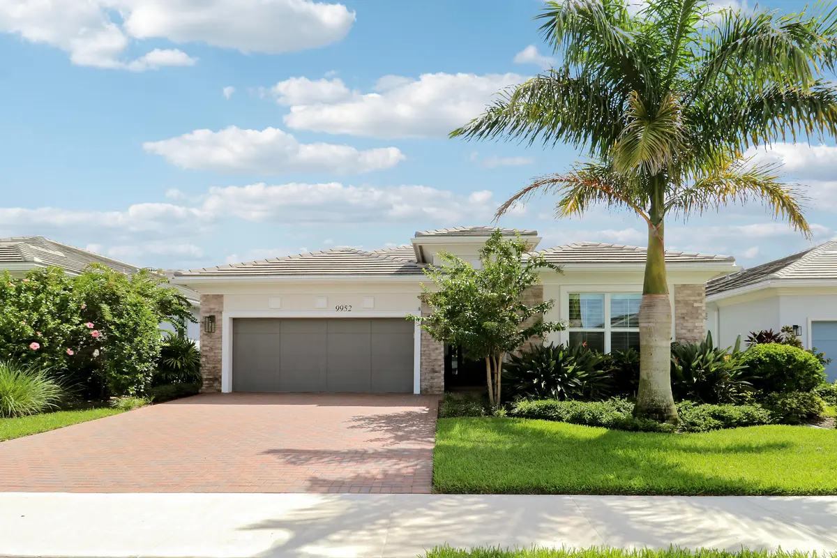 front at 9952 REGENCY Way, Palm Beach Gardens