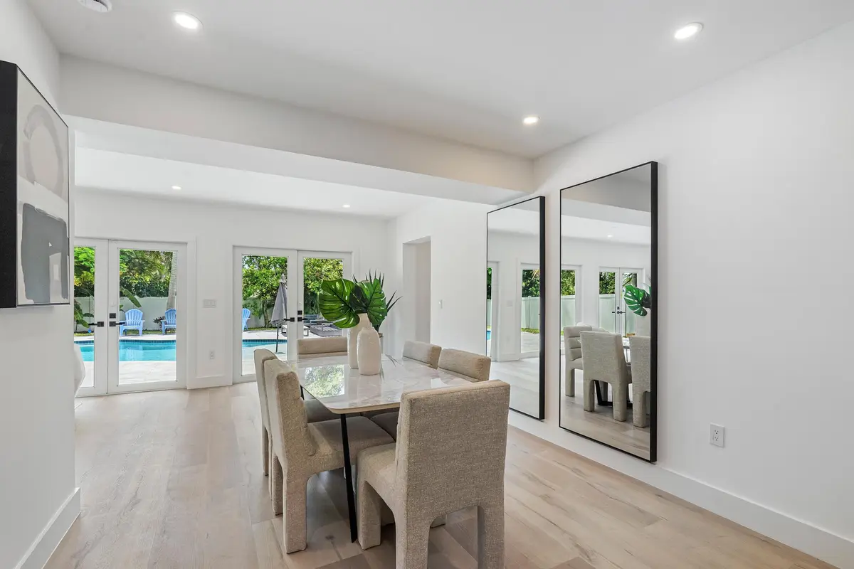 Dining at 1619 NE 2ND Avenue, Delray Beach