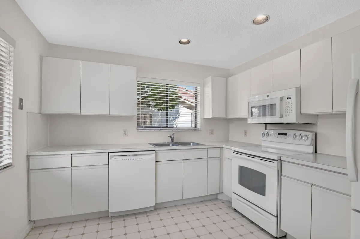 KITCHEN at 5751 Coach House Circle E, Boca Raton
