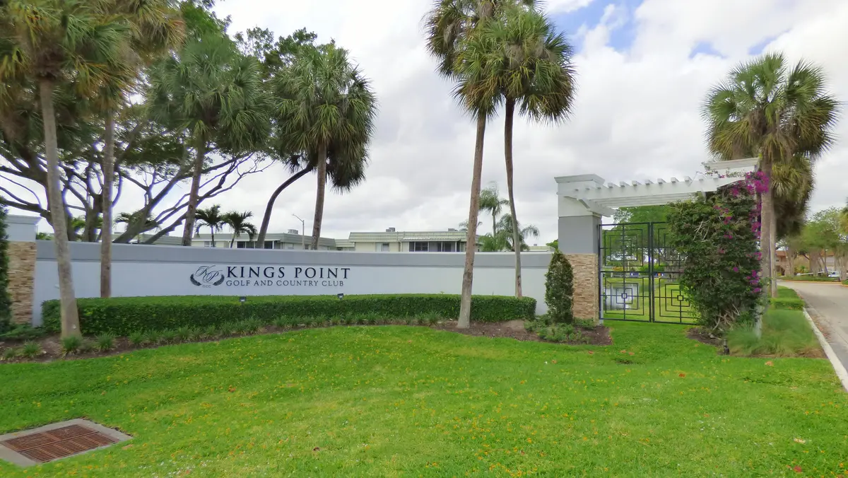 Kings Point Front exterior entrance at 464 Piedmont J, Delray Beach