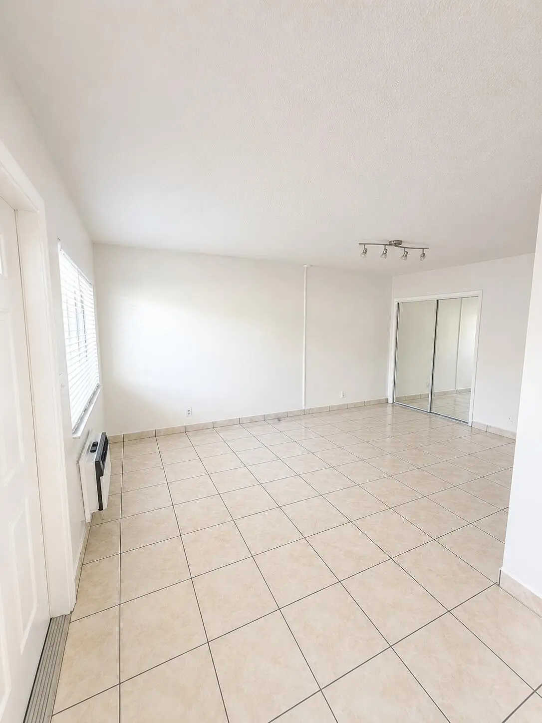 Living area off dining area at 1814 E Oakland Park 41, Oakland Park
