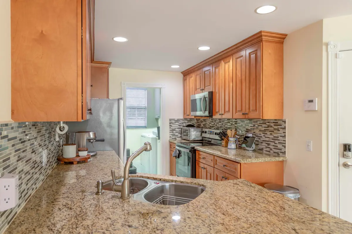 Granite countertop at 154 SANTA BARBARA Way, Palm Beach Gardens