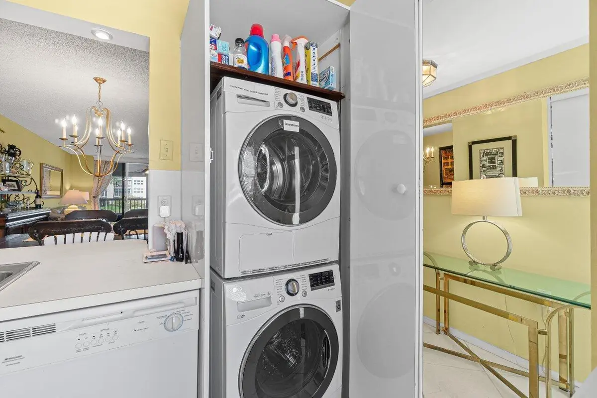 KITCHEN at 911 Gardenia Drive 249, Delray Beach